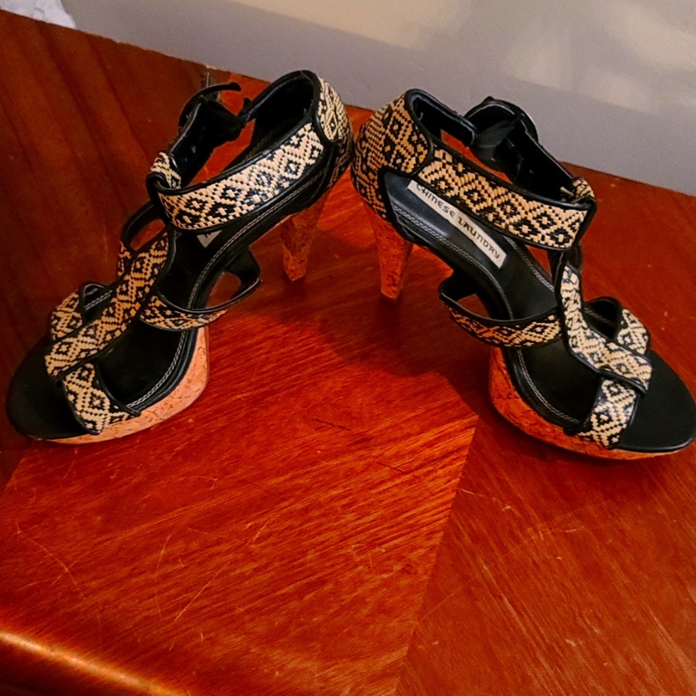 Chinese Laundry platform Pumps